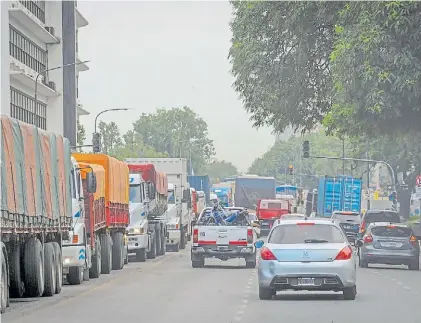  ?? MARIO QUINTEROS ?? Doble mano. La avenida Madero ayer, en su último día con ambos sentidos de circulació­n. LA CIUDAD CONVOCÓ A LA AUDIENCIA PÚBLICA