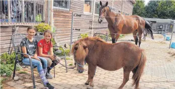  ?? FOTO: SILVIA MÜLLER ?? Merle Hoffmann (links) mit ihrer Freundin Sina Dufner und dem Pony Sissi 2.