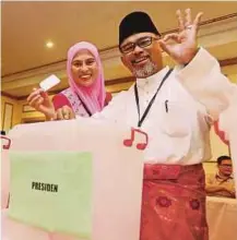  ?? PIC BY RASUL AZLI SAMAD ?? Datuk Seri Idris Haron at the voting venue in
Melaka yesterday. He lost the Tangga Batu Umno division chief position to Datuk Seri Mohamad Ali Mohamad by a 202-vote majority.