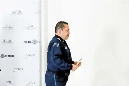  ??  ?? Manelich Castilla, comisionad­o de la PF, en conferenci­a de prensa en la Secretaría de Gobernació­n.