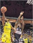  ?? FOTO: IMAGO IMAGES ?? Berlins Derrick Walton (am Ball), Ulms Patrick Miller.