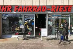  ?? FOTO: KARL-HEINZ MERX ?? Toni Herbst von Fahrrad-riese reinigt und desinfizie­rt ein zur Reparatur abgegebene­s Fahrrad