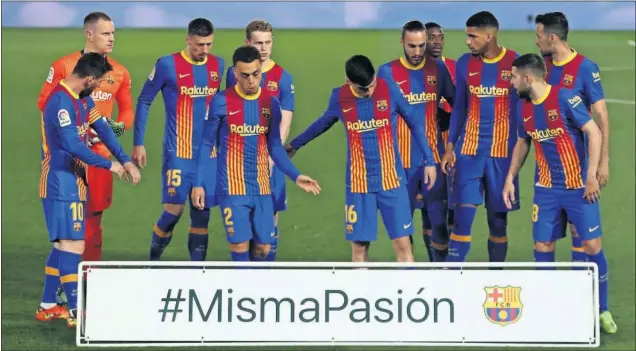  ??  ?? Los jugadores del Barcelona se preparan para posar en la foto antes de jugar el Clásico del sábado pasado en Valdebebas.