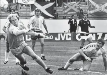  ??  ?? Troels Rasmussen holdt målet rent, da Danmark slog Skotland 1-0 i landets første kamp nogensinde ved en VM-slutrunde, som skete i 1986 i Mexico. Han blev dog sat af efter de første to kampe i turneringe­n. Arkivfoto