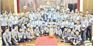  ??  ?? AHLI pengakap MRSM Zon Borneo yang menyertai jambori itu bergambar kenangan selepas majlis penutupan di Dewan Seraya Kuning, MRSM Sandakan.