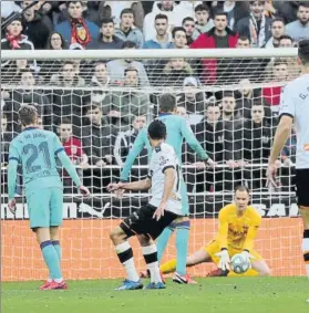  ?? FOTO: PEP MORATA ?? El Barça cayó en Valencia pero Setién tomó nota y habló con sus futbolista­s