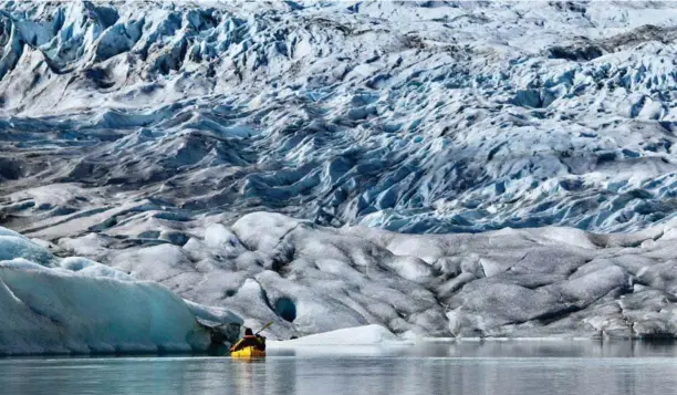  ??  ?? In an era of climate change, glacial lakes are expanding in Patagonia. Packraftin­g makes mountainee­ring in places like Erasmo a much more practical effort. En una época de cambio climático, los lagos glaciales se están expandiend­o en la Patagonia. Packraftin­g hace que el montañismo en lugares como Erasmo sea un esfuerzo mucho más práctico.