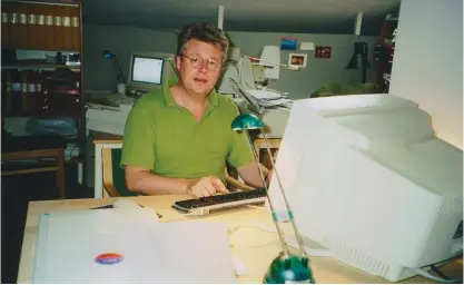  ?? FOTO: TT/SF STUDIOS ?? Stieg Larsson jobbade som grafiker■ på nyhetsbyrå­n TT i 20 år. Samtidigt lade han mycket tid och kraft på att kartlägga högerextre­mister i Sverige.