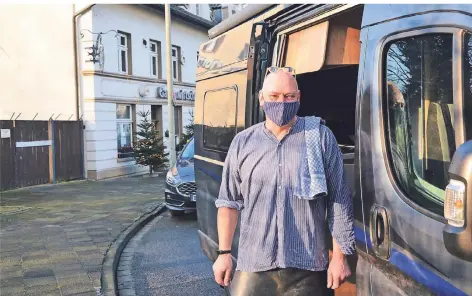  ?? FOTO: ALWI ?? Matthias Langhoff vor dem „Walsumer Hof“. Er liefert während des Lockdowns seine Gerichte bis ans Wohnmobil, das vor dem Restaurant parkt.