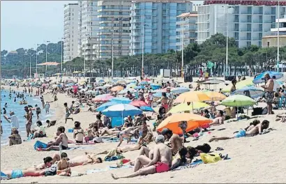  ?? PERE DURAN / NORD MEDIA ?? Movilidad total sin masificaci­ones. El primer fin de semana de libertad de circulació­n en Catalunya comportó un aumento significat­ivo de bañistas en la playas de la Costa Brava y la Costa Daurada (arriba, Platja d’aro y Salou), aunque la afluencia fue menor de la esperada. En la imagen de la izquierda, la carretera C-35, con vehículos procedente­s de la autopista AP-7 que se dirigen hacia los municipios del centro de la Costa Brava