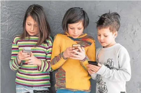  ??  ?? En esta sociedad digital los niños son una población especialme­nte vulnerable