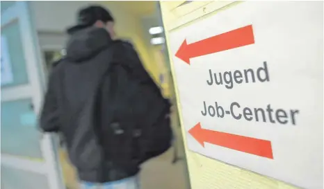  ?? FOTO: JULIAN STRATENSCH­ULTE / DPA ?? Junge Menschen im Hartz-IV-Bezug werden vom Jobcenter ganz besonders betreut.