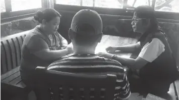  ?? FILE PHOTO ?? BANAT News reporter Rowena Capistrano (left) and Alex Bolongaita of dyRF (right) during their interview with Jeffrey "Jaguar" Diaz (center) a few days before Diaz died.