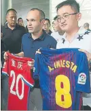  ??  ?? Iniesta estuvo en China en 2017