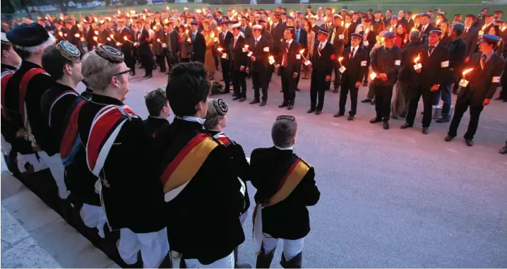  ?? Foto: Georg Hochmuth/apa, Picture Alliance ?? In vielen Studentenv­erbindunge­n gibt es einen „latenten Antisemiti­smus“, sagt ein österreich­ischer Verfassung­s Historiker. Unser Foto zeigt Burschensc­haftler bei einem Aufmarsch vor der Wiener Hofburg.