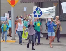  ?? WAYNE EMDE/ Special toThe Daily Courier ?? People in Vernon march past MLA Eric Foster’s office on Friday.