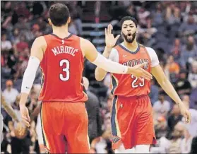  ?? FOTO: AP ?? Saludo entre Mirotic y Davis. Los Pelicans se impusieron a los Warriors