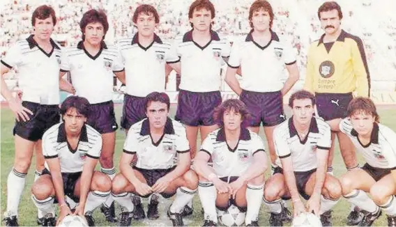  ??  ?? Un plantel de Colo Colo en 1985. Arriba: Leonel Herrera, Alfonso Neculñir, Manuel Alvarado, Hugo González, Óscar Rojas y Mario Osbén; Abajo: Juan Gutiérrez, Jaime Pizarro, Víctor Cabrera, Naín Rostión y Cristian Saavedra.