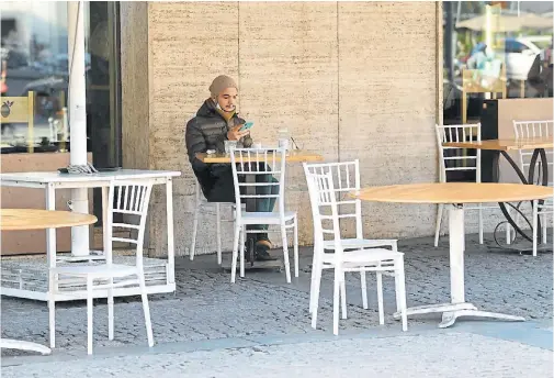  ??  ?? Milán bajo el impacto de la segunda ola de Covid: el aperitivo queda para más adelante.