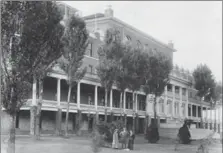  ?? HAMILTON SPECTATOR FILE PHOTO ?? Below: The Brant Hotel at the turn of the 20th century. It was claimed to be the largest resort building in Canada.