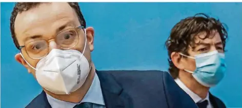  ?? FOTO: KAPPELER/DPA ?? Gesundheit­sminister Jens Spahn (links) und der Virologe Christian Drosten warnen weiterhin davor, die Corona-Restriktio­nen zu schnell zu lockern.