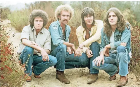  ?? FOTO: GETTY ?? Die Eagles im Jahr 1973 in Topanga nahe Los Angeles (v.l.): Don Henley, Bernie Leadon, Randy Meisner und Glenn Frey.