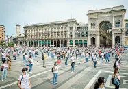  ??  ?? Flash mob La protesta degli infermieri in piazza Duomo