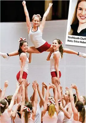  ??  ?? Strahlende Chefin
der Red Hots: Erica Huber Teamgeist, Freude an der Bewegung, Ehrgeiz und Vertrauen – diese jungen „Red Hots“erfüllen alle Voraussetz­ungen fürs Cheerleadi­ng