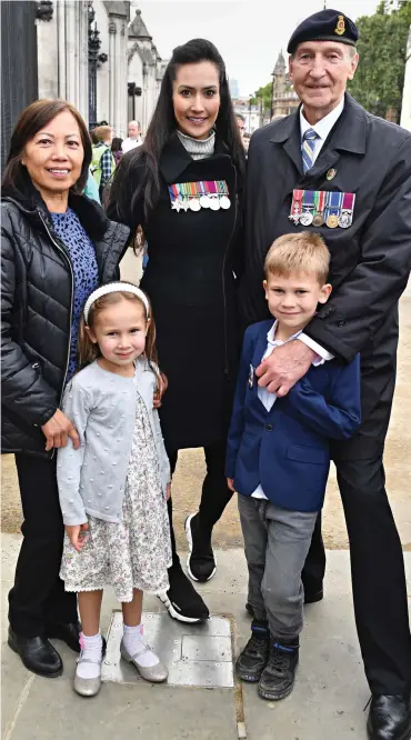  ?? ?? Family tribute: Retired soldier Jeff Smith with his wife, daughter and grandchild­ren