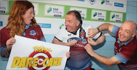  ??  ?? Dundalk Fans Orla Crilly and Mark ‘Maxi’ Kavanagh with Drogheda United’s Ben Clarke raising funds for Dare to Care at United Park on Friday.