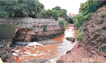  ??  ?? CONSECUENC­IA. La crecida de ríos y quebradas causó daños en obras de contención en Tegucigalp­a.