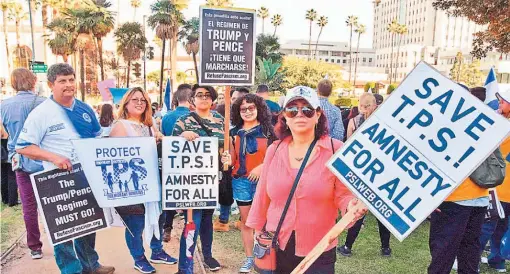  ??  ?? Con apoyo. Ya existen casi 40 grupos de defensa del TPS, que han presentado dos demandas federales en contra de la Administra­ción Trump por rescindir el amparo.