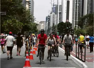  ?? Rivaldo Gomes - 23.out.22/Folhapress ?? Ciclistas na ciclofaixa de lazer da avenida Paulista, em SP