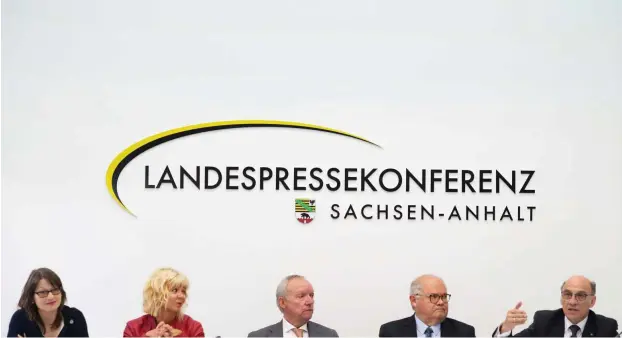  ?? Foto: dpa/Klaus-Dietmar Gabbert ?? Vorstellun­g der Ermittler, die vielleicht zum Einsatz kommen: der ehemalige Generalsta­atsanwalt Manfred Nötzel (Mitte) und Rechtsanwa­lt Jerzy Montag (zweiter von rechts)