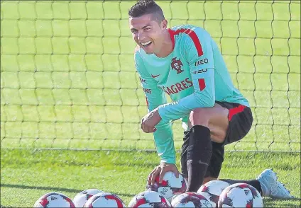  ??  ?? ¿Jugará Cristiano Ronaldo? Todo hace indicar que sí lo hará pese a estar apercibido de sanción. En Portugal le hizo 4 goles a Andorra FOTO: EFE