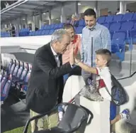  ?? ÁNGEL DE CASTRO ?? Petón choca la mano con un niño en El Alcoraz.