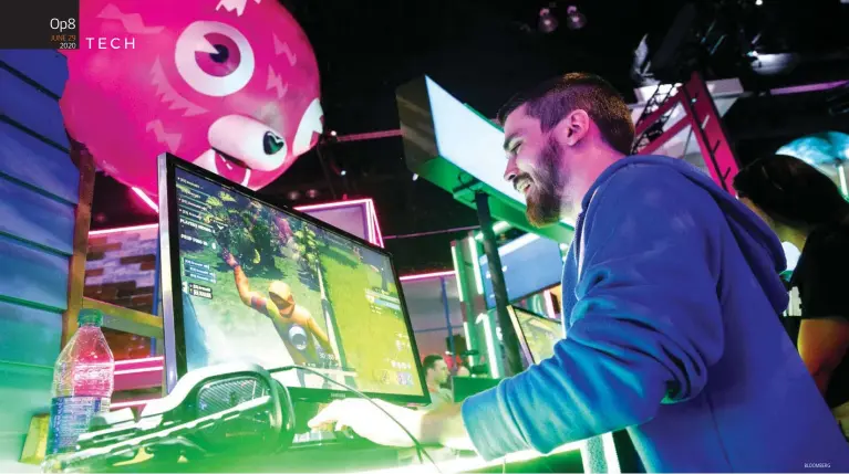  ?? BLOOMBERG ?? An attendee playing the Fortnite video game at the E3 Electronic Entertainm­ent Expo in Los Angeles, June 2019