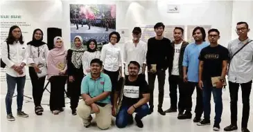  ??  ?? ARTIS muda yang menjayakan pameran seni berkumpula­n 'Young Me'.