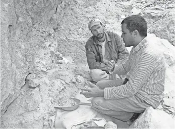  ?? MPI EVA LEIPZIG ?? Shannon McPherron, left, and Abdelouahe­d Ben-Ncer discuss the new finds from Jebel Irhoud.