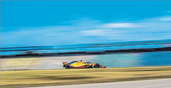  ?? FOTO: EFE ?? Fernando Alonso sólo pudo dar 13 vueltas en la FP1 debido a que sus mecánicos perdieron mucho tiempo para encajar algunas de las piezas que debían probar, y por la tarde pudo rodar más pero sin conseguir ser rápido