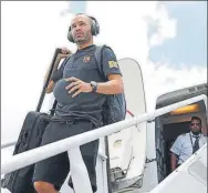  ?? FOTO: FCB ?? Iniesta, bajando del avión a su llegada