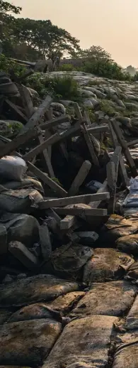  ??  ?? Face au désastre de l'érosion, le gouverneme­nt indien a consenti un effort pour consolider les rives sablonneus­es de l'île de Majuli. Cette dernière a également demandé son classement au patrimoine mondial de l'UNESCO.