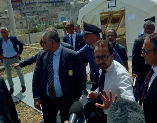  ??  ?? Il ministro Nel giugno scorso, la visita del ministro Bonafede alla tendopoli del palazzo di giustizia