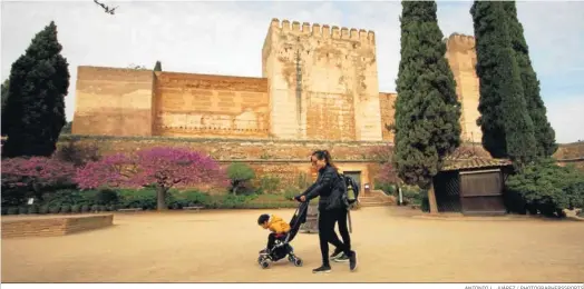  ?? ANTONIO L. JUÁREZ / PHOTOGRAPH­ERSSPORTS ?? Una madre con un carrito pasea por la Alhambra.