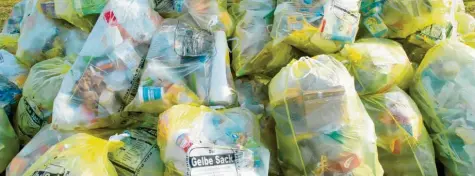  ?? Foto: Patrick Pleul, dpa ?? In Zukunft soll Plastikmül­l nur noch dann exportiert werden dürfen, wenn er vorher gereinigt und sortiert wurde – und auch nur dann, wenn er überhaupt recycelbar ist. Das Einhalten dieser Regeln soll der Zoll überwachen.