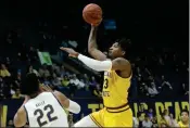  ?? ASSOCIATED PRESS ?? ARIZONA STATE FORWARD Romello White shoots next to California forward Andre Kelly (22) during Sunday’s game in Berkeley, Calif.