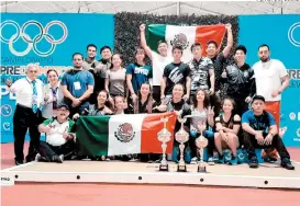  ??  ?? El equipo mexicano, con los trofeos obtenidos en el Panamerica­no