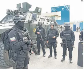  ?? EFE ?? OPERATIVO. Policías ecuatorian­os vigilan el convoy del exvicepres­idente Jorge Glas, quien fue trasladado a la prisión de máxima seguridad de La Roca, en Guayaquil, luego de apresarlo en la Embajada de México.