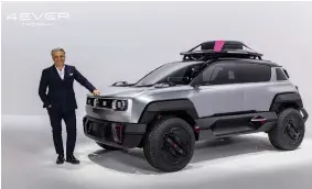  ?? ?? La nuova Jeep Avenger al Salone di Parigi con il presidente e il CEO di Stellantis Elkann e Tavares. A destra Luca De Meo, CEO Renault con il concept dell’icona Renault 4