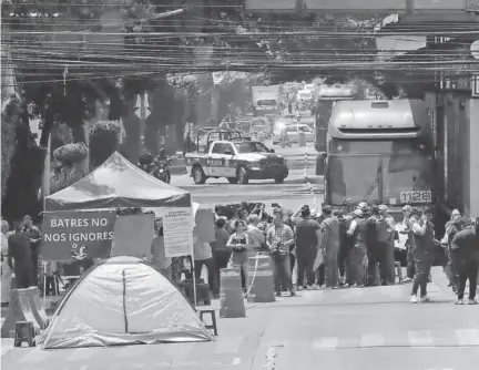  ?? ALEJANDRO AGUILAR ?? Manifestan­tes de la alcaldía Benito Juárez volvieron a cerrar el carril del Metrobús por la falta de respuestas